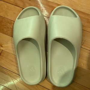 Yeezy slides AUTHENTIC